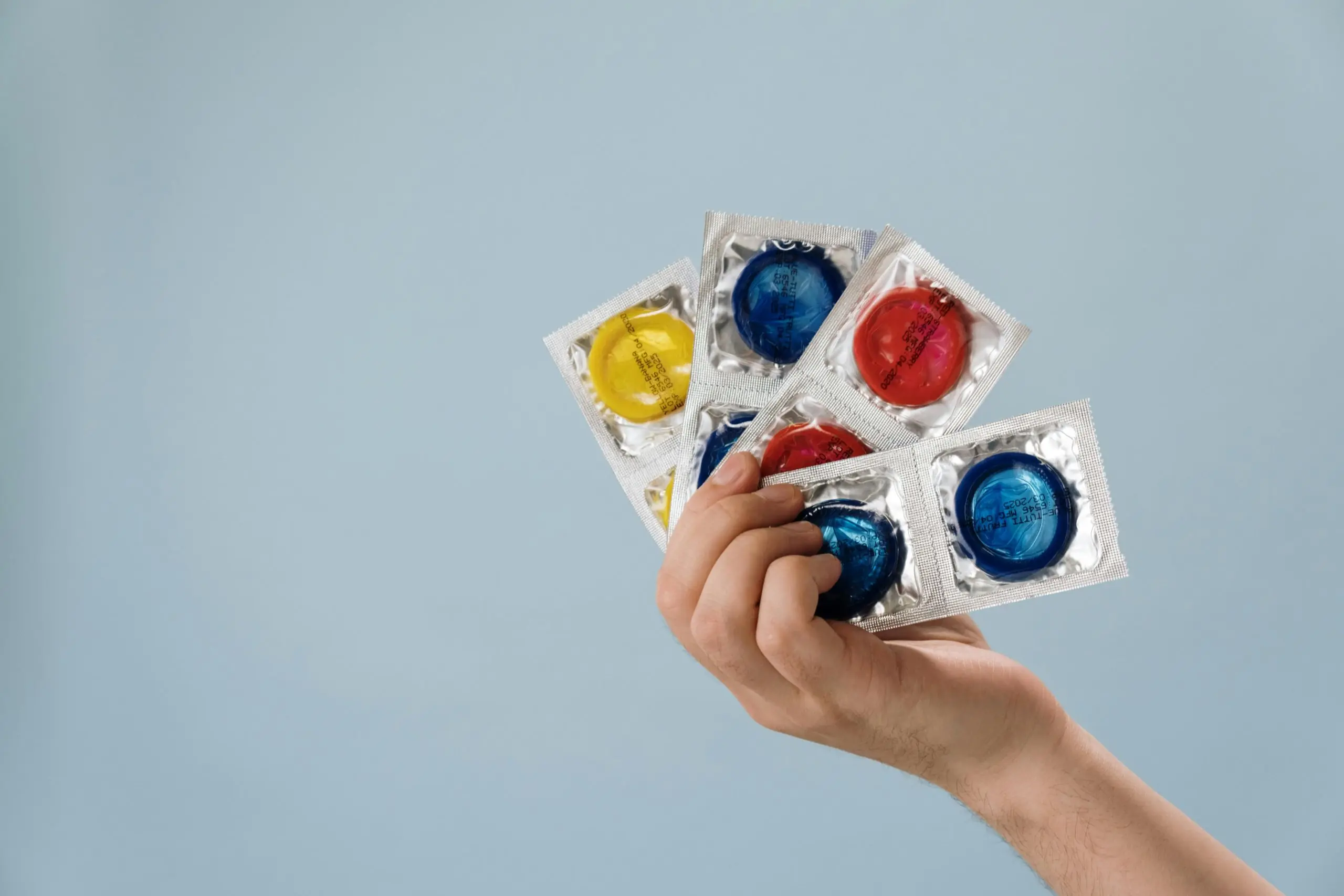 Mehrere Kondome in einer Hand