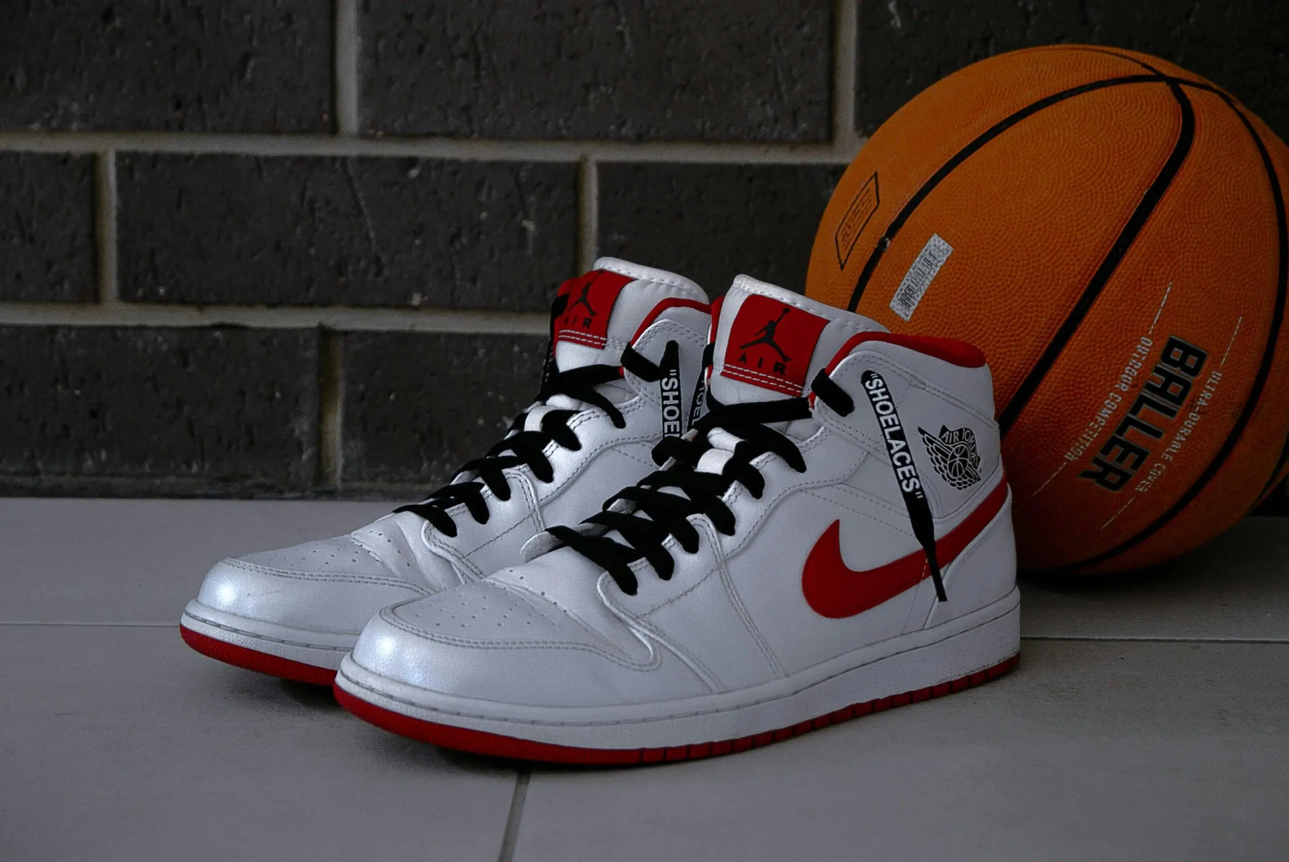 Ein Paar Basketball-Schuhe und ein Basketball